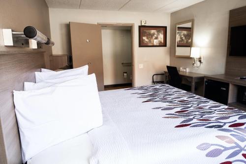 Habitación Superior con cama extragrande y ducha accesible en silla de ruedas - Adaptada para personas con discapacidad - No fumadores del hotel Red Roof Inn Rochester - Henrietta. Foto 2