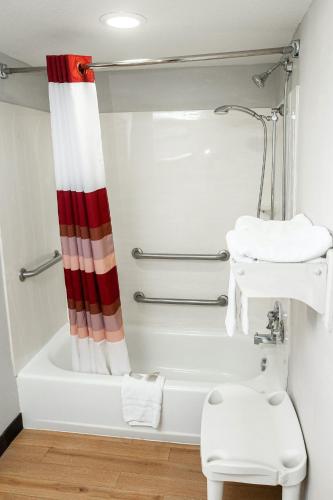 Habitación Superior adaptada para personas con movilidad reducida - 1 cama extragrande - No fumadores del hotel Red Roof Inn Rochester - Henrietta. Foto 4
