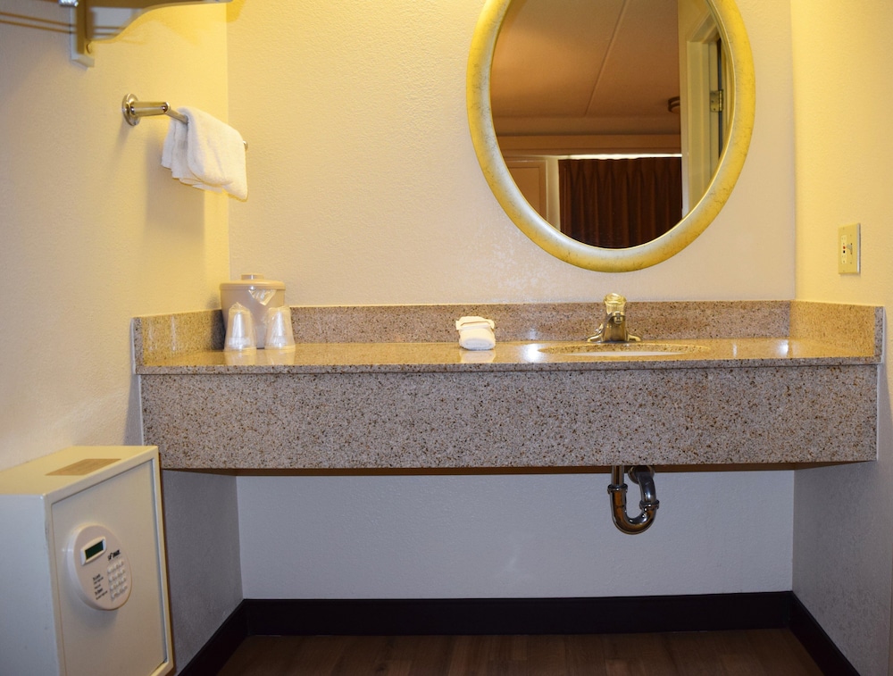 Habitación superior, 1 cama king, accesible (ducha sin barreras, libre de humo) del hotel Red Roof Inn Syracuse. Foto 5