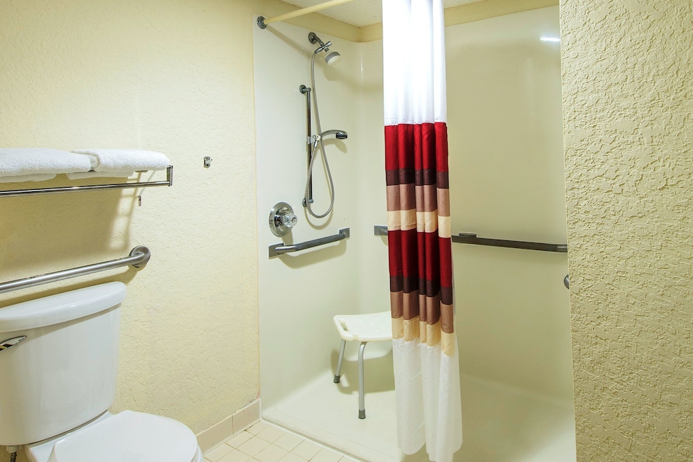 Habitación superior, 1 cama king, accesible (ducha sin barreras, libre de humo) del hotel Red Roof Inn Syracuse. Foto 6