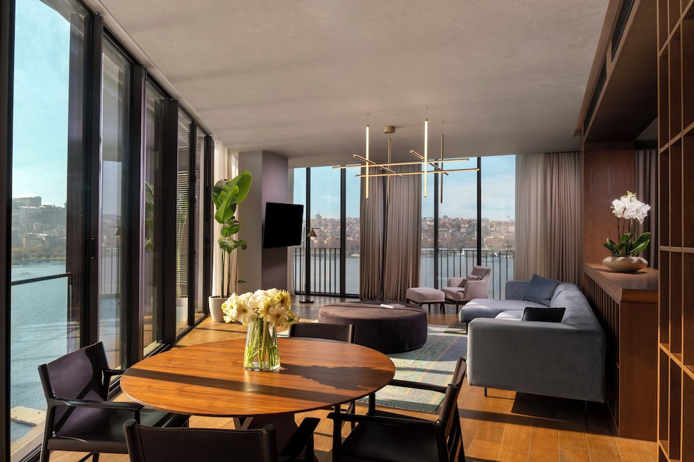 Suite Dúplex con terraza y un dormitorio, vistas al mar del hotel Rixos Tersane Istanbul