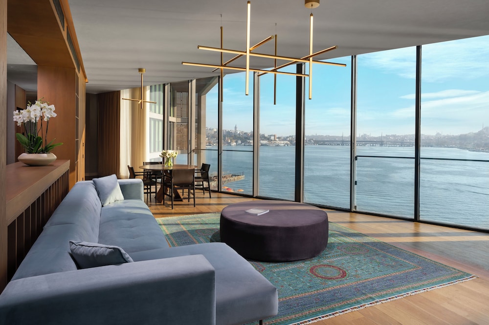 Suite Dúplex con terraza y un dormitorio, vistas al mar del hotel Rixos Tersane Istanbul. Foto 1