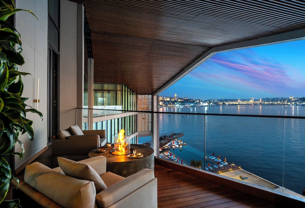 Suite Dúplex con terraza y un dormitorio, vistas al mar del hotel Rixos Tersane Istanbul. Foto 4