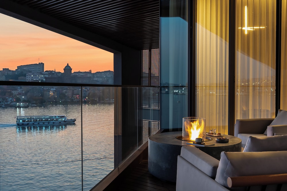 Suite Dúplex con terraza y un dormitorio, vistas al mar del hotel Rixos Tersane Istanbul. Foto 5