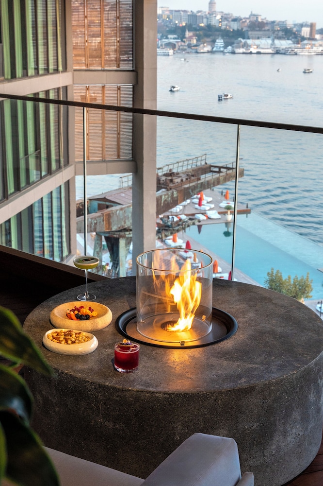 Suite Dúplex con terraza y un dormitorio, vistas al mar del hotel Rixos Tersane Istanbul. Foto 7