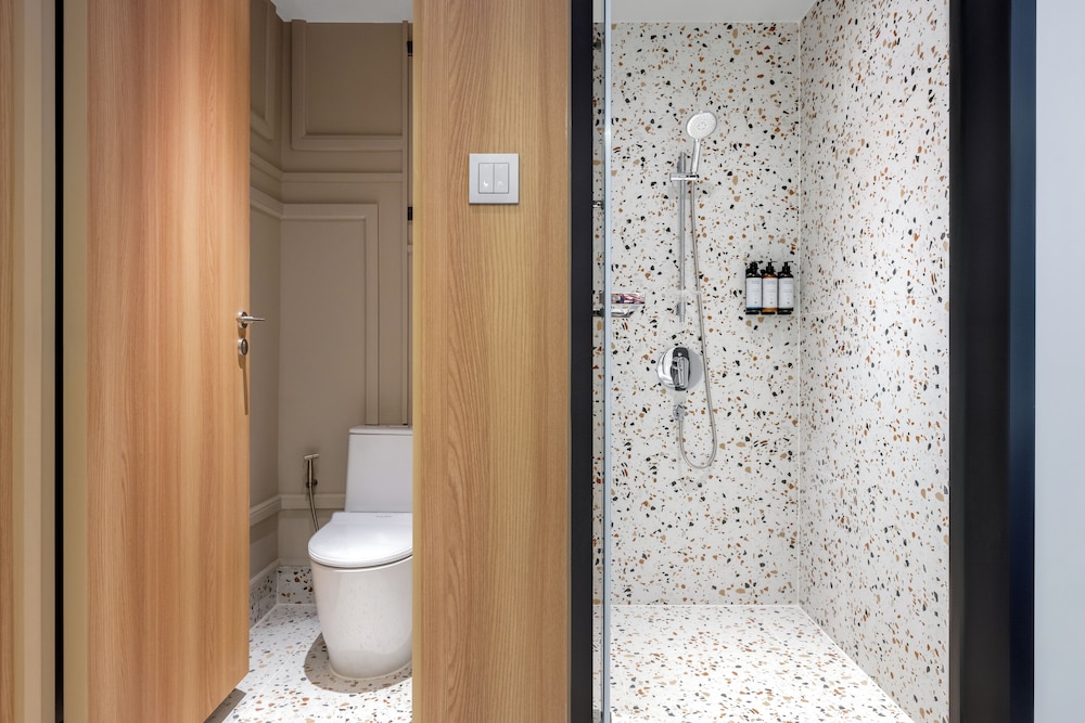 Habitación Privilege con 2 camas individuales, con balcón del hotel Mercure Bangkok Surawong. Foto 4