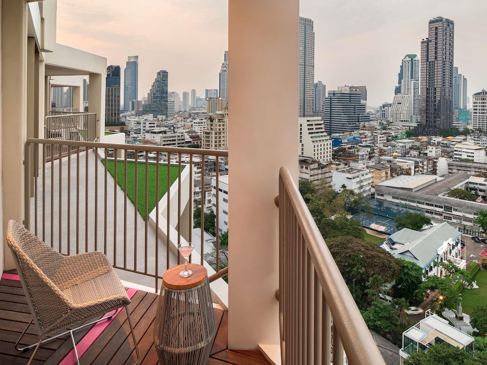 Habitación Familiar con 1 cama king size y 1 litera, con balcón del hotel Mercure Bangkok Surawong. Foto 4