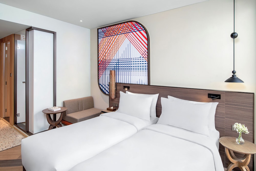 Habitación superior con 2 camas individuales del hotel Mercure Bangkok Surawong. Foto 1