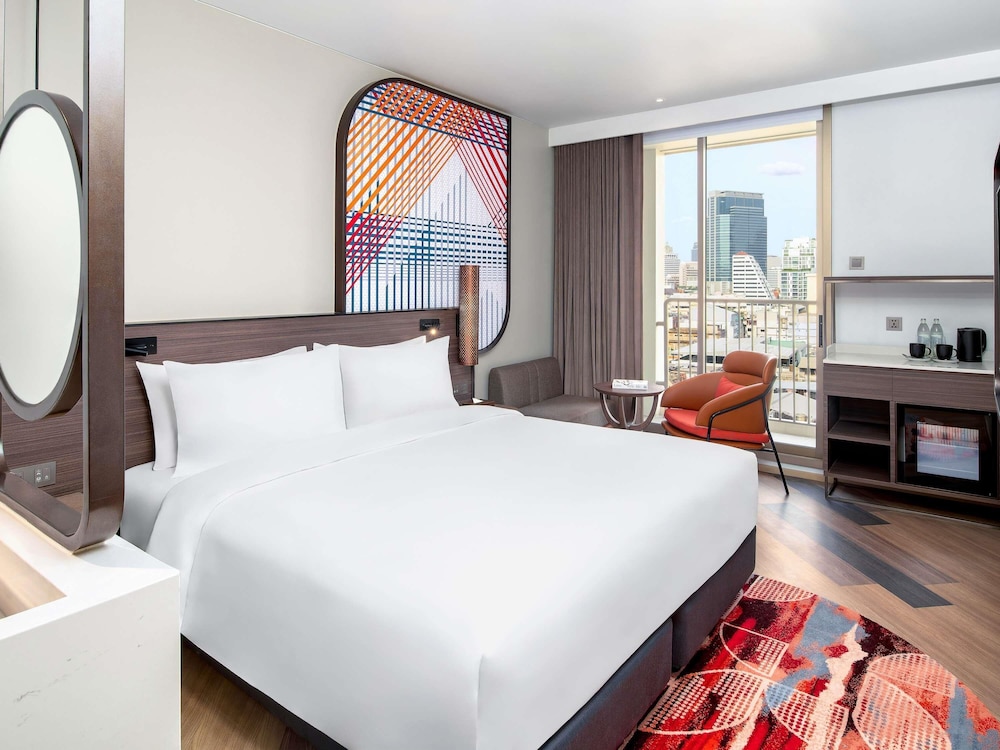 Habitación Superior con 1 cama king size, con balcón del hotel Mercure Bangkok Surawong. Foto 6