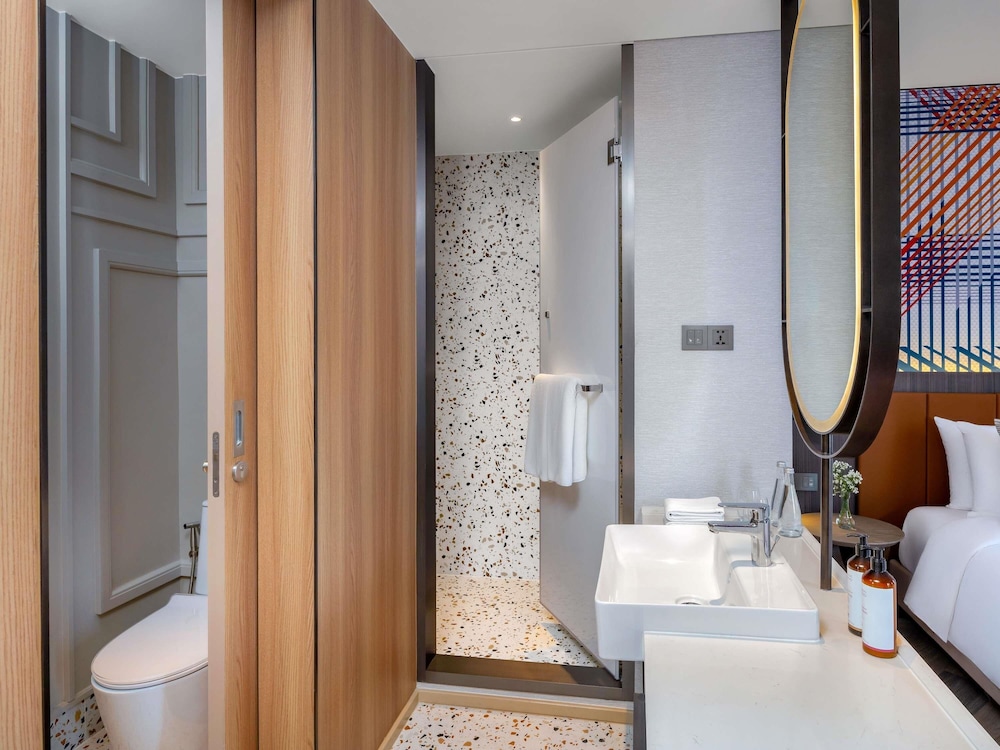 Habitación Superior con 2 camas individuales, con balcón del hotel Mercure Bangkok Surawong. Foto 1