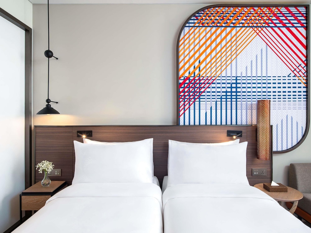 Habitación Superior con 2 camas individuales, con balcón del hotel Mercure Bangkok Surawong. Foto 6