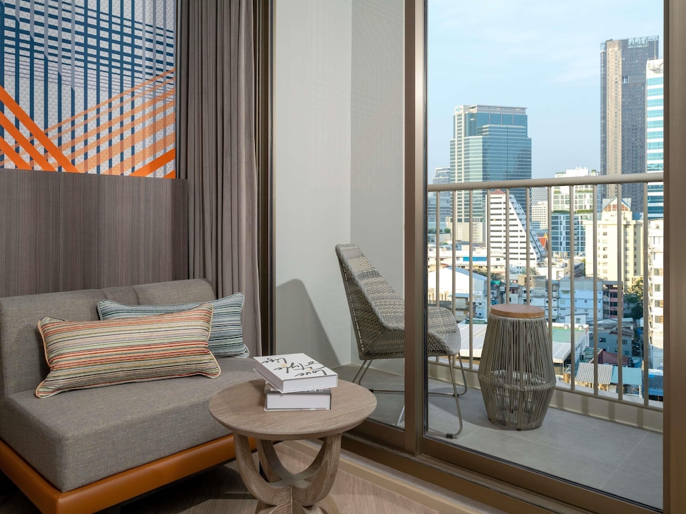 Habitación Privilege con 1 cama king size, con balcón del hotel Mercure Bangkok Surawong. Foto 5