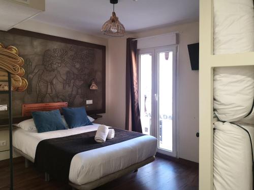 Habitación Cuádruple con balcón del hotel El Indio Chocolatería Boutique