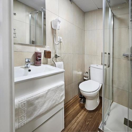 Habitación Cuádruple con balcón del hotel El Indio Chocolatería Boutique. Foto 1