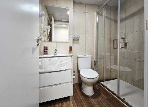 Habitación Familiar con balcón del hotel El Indio Chocolatería Boutique. Foto 1