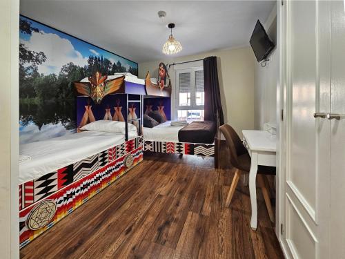 Habitación Familiar con balcón del hotel El Indio Chocolatería Boutique. Foto 2