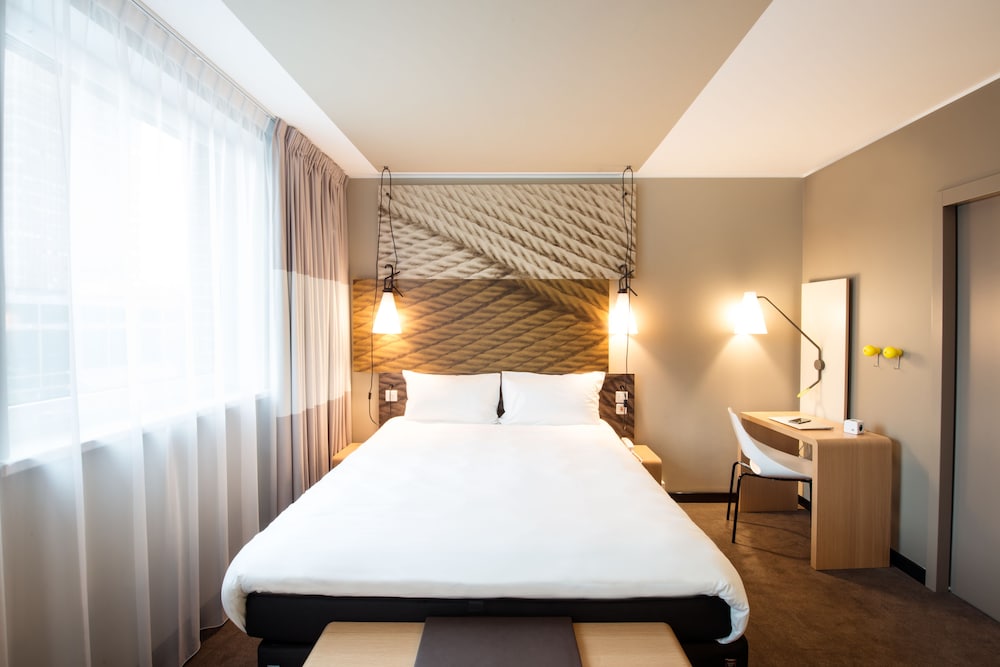 Habitación cómoda con cama doble y baño del hotel Ibis Gdansk Stare Miasto. Foto 2