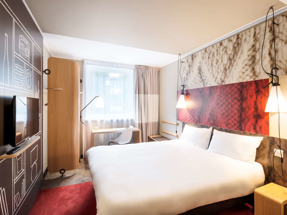 Habitación cómoda con cama doble y baño del hotel Ibis Gdansk Stare Miasto. Foto 5