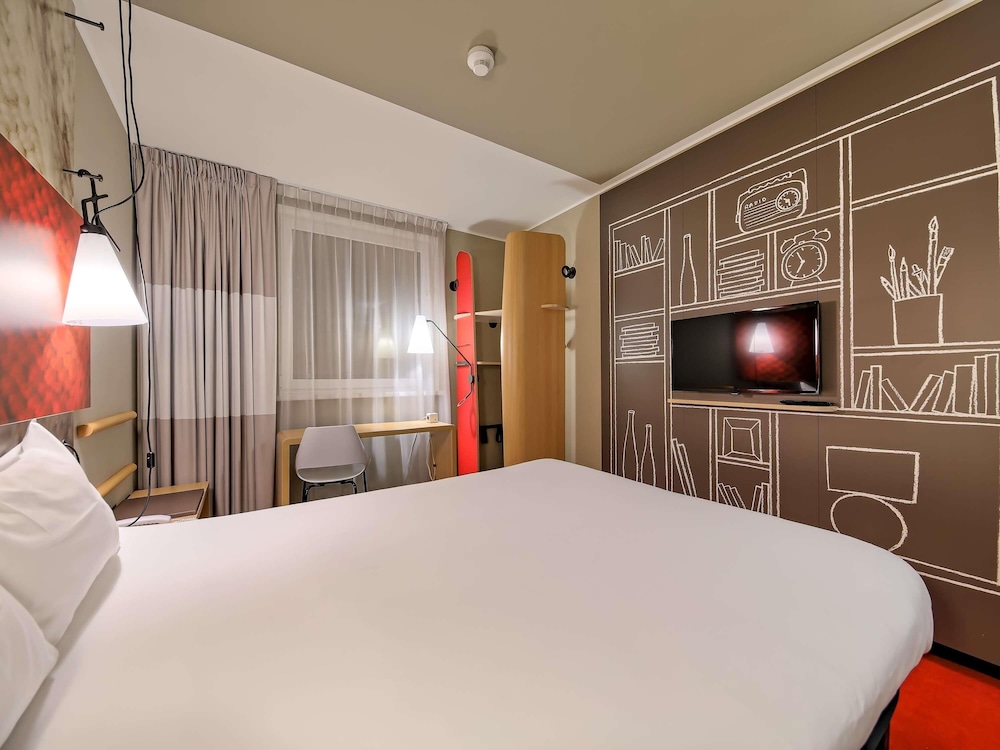 Habitación cómoda con cama doble y baño del hotel Ibis Gdansk Stare Miasto. Foto 9