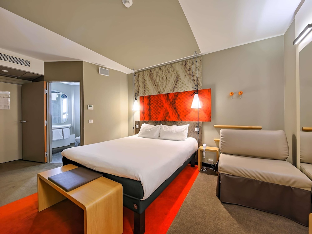 Habitación cómoda y espaciosa con cama queen size, baño y cafetera del hotel Ibis Gdansk Stare Miasto