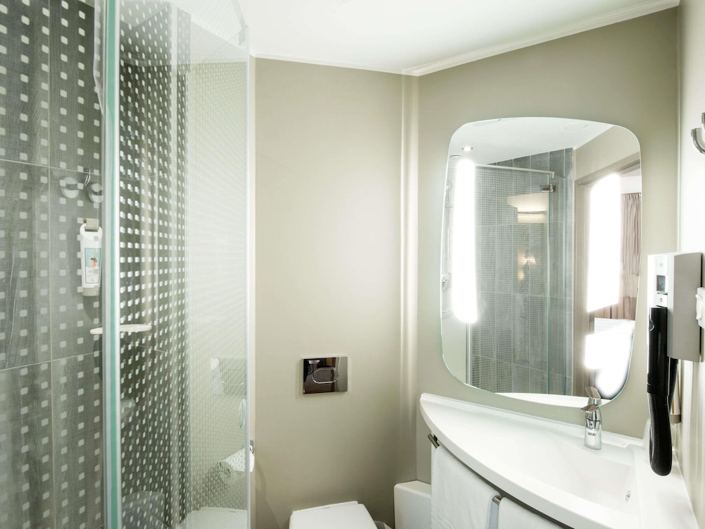 Habitación cómoda y espaciosa con cama queen size, baño y cafetera del hotel Ibis Gdansk Stare Miasto. Foto 7