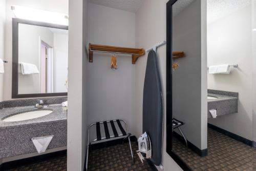 Habitación Estándar con sofá cama, microondas y nevera - 2 camas dobles - No fumadores del hotel HomeTown Inn by Red Roof East Syracuse. Foto 6