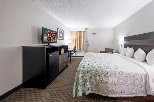 Habitación Estándar con microondas y nevera, adaptada para personas con discapacidad - 1 cama extragrande - No fumadores del hotel HomeTown Inn by Red Roof East Syracuse. Foto 2
