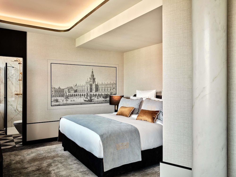 Suite con 1 cama doble del hotel The Crown Krakow - Handwritten Collection. Foto 1