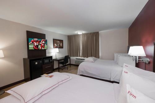 Premium Room with Two Queen Beds Smoke Free del hotel Red Roof Inn PLUS+ Poughkeepsie. Foto 1