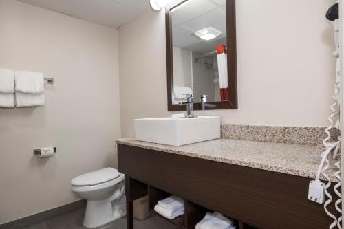 Premium Room with Two Queen Beds Smoke Free del hotel Red Roof Inn PLUS+ Poughkeepsie. Foto 5