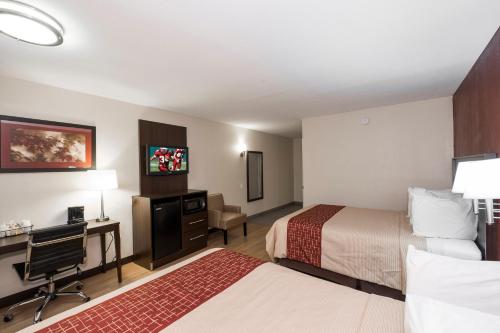 Habitación Deluxe con ducha accesible en silla de ruedas - 2 camas grandes - Adaptada para personas con discapacidad - No fumadores del hotel Red Roof Inn PLUS+ Poughkeepsie