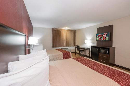 Habitación Deluxe con ducha accesible en silla de ruedas - 2 camas grandes - Adaptada para personas con discapacidad - No fumadores del hotel Red Roof Inn PLUS+ Poughkeepsie. Foto 1