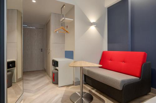 Habitación Doble Estándar con 2 camas individuales y sofá cama del hotel Holiday Inn Express Porto Boavista, an IHG Hotel. Foto 1