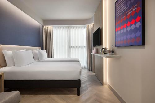 Habitación Doble Estándar con 2 camas individuales y sofá cama del hotel Holiday Inn Express Porto Boavista, an IHG Hotel. Foto 3