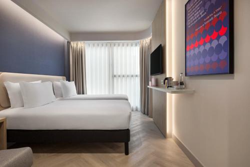 Habitación Doble Estándar con 2 camas individuales y sofá cama del hotel Holiday Inn Express Porto Boavista, an IHG Hotel. Foto 6