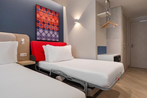 Habitación Doble Estándar con 2 camas individuales y sofá cama del hotel Holiday Inn Express Porto Boavista, an IHG Hotel. Foto 8