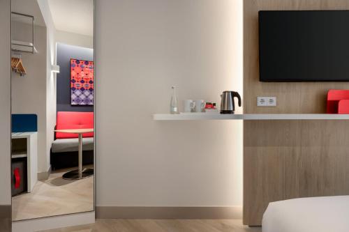 Habitación estándar con cama grande y sofá cama individual - Desayuno gratuito del hotel Holiday Inn Express Porto Boavista, an IHG Hotel. Foto 6