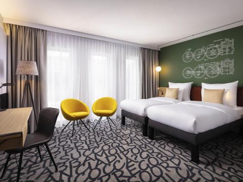 Habitación con una cama queen - size grande (160 cm de ancho) y zona de trabajo cómoda del hotel Mercure Warszawa Ursus Station