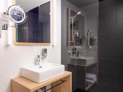 Habitación con una cama queen - size grande (160 cm de ancho) y zona de trabajo cómoda del hotel Mercure Warszawa Ursus Station. Foto 4