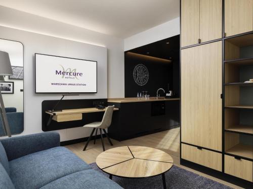 Apartamento con dormitorio, salón y zona de trabajo y relax, instalaciones de cocina del hotel Mercure Warszawa Ursus Station
