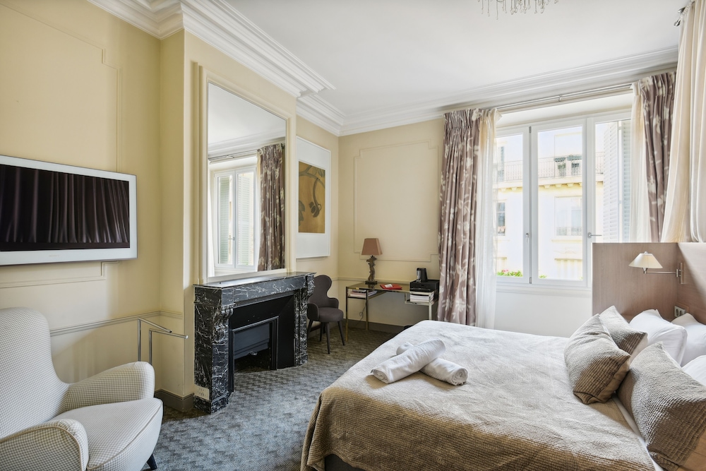 Habitación triple ejecutiva del hotel Le Paris Singulier