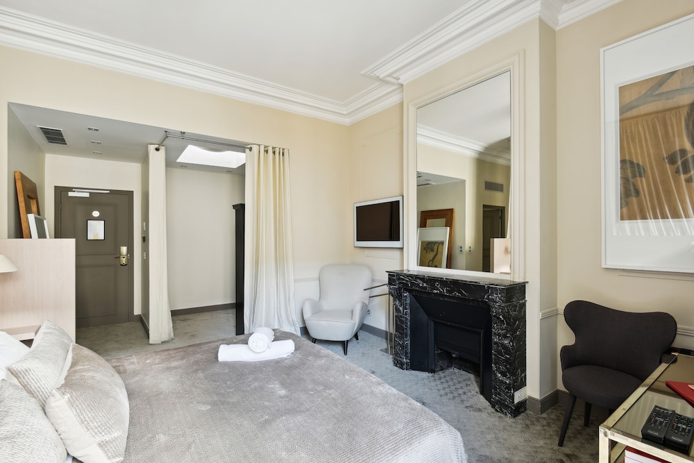 Habitación triple ejecutiva del hotel Le Paris Singulier. Foto 1