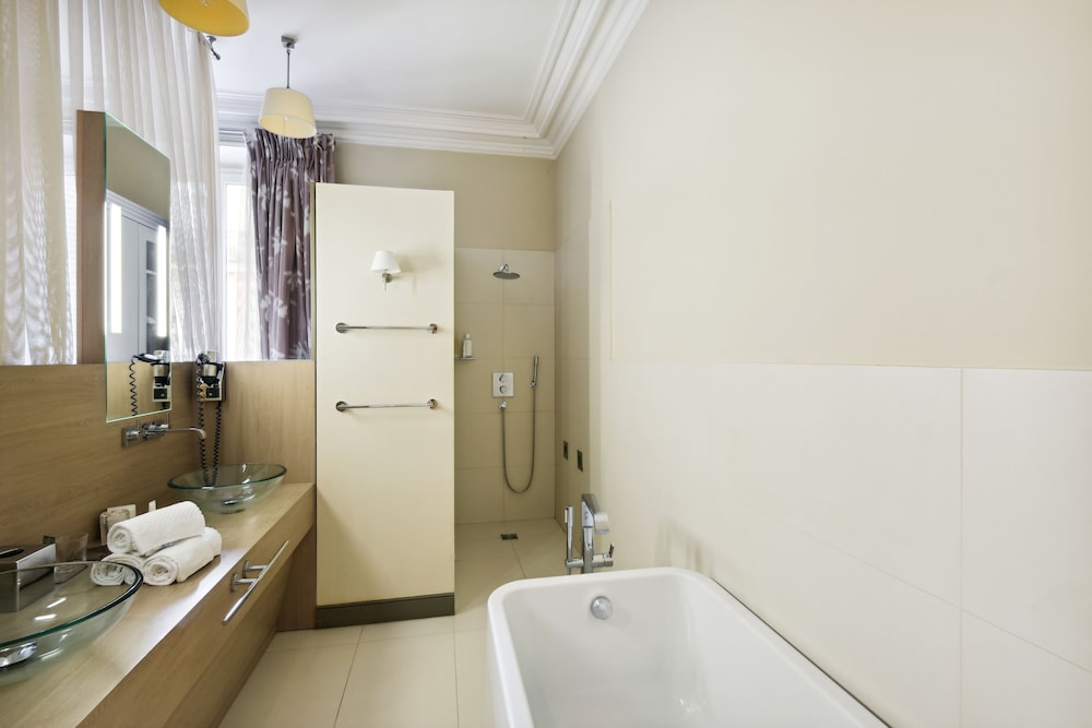 Habitación triple ejecutiva del hotel Le Paris Singulier. Foto 4