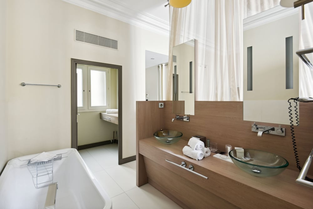 Habitación triple ejecutiva del hotel Le Paris Singulier. Foto 5