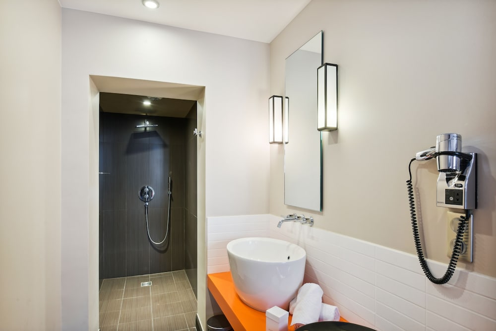 Habitación triple clásica del hotel Le Paris Singulier. Foto 4