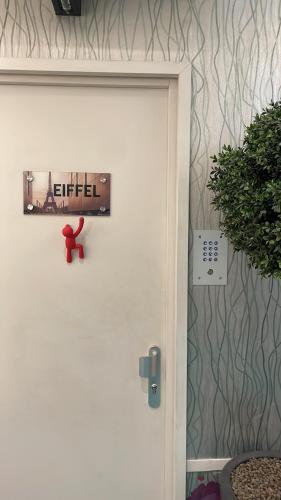Suite Junior Eiffel del hotel 33 Marbeuf. Foto 7