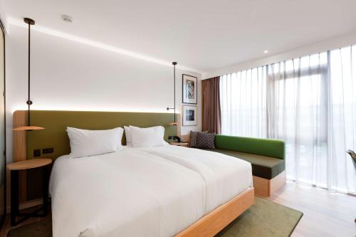 Habitación con cama extragrande del hotel Hilton Garden Inn Faroe Islands. Foto 3