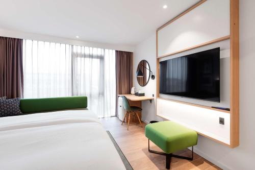 Habitación con cama extragrande del hotel Hilton Garden Inn Faroe Islands. Foto 4