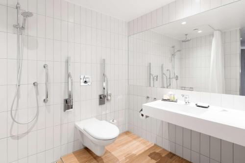 Habitación con cama extragrande - Adaptada para personas de movilidad reducida del hotel Hilton Garden Inn Faroe Islands. Foto 1