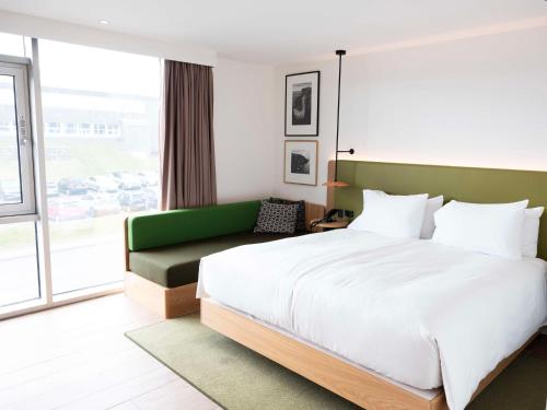 Habitación con cama extragrande - Adaptada para personas de movilidad reducida del hotel Hilton Garden Inn Faroe Islands. Foto 2